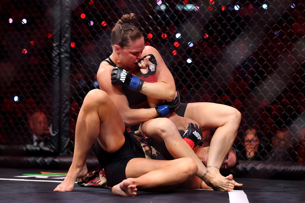 Ronda Rousey aplicou uma chave de braço em Gina Carano com 17 segundos de luta — Foto: Sarah Stier/Getty