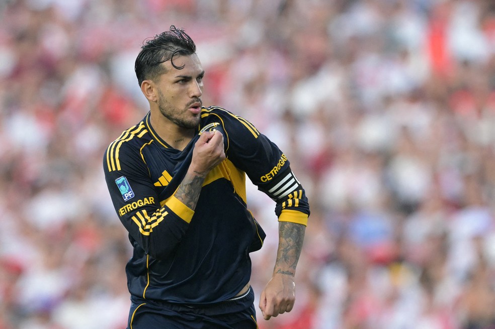 Leandro Paredes comemora gol do Boca Juniors contra o River Plate no Monumental — Foto: AFP