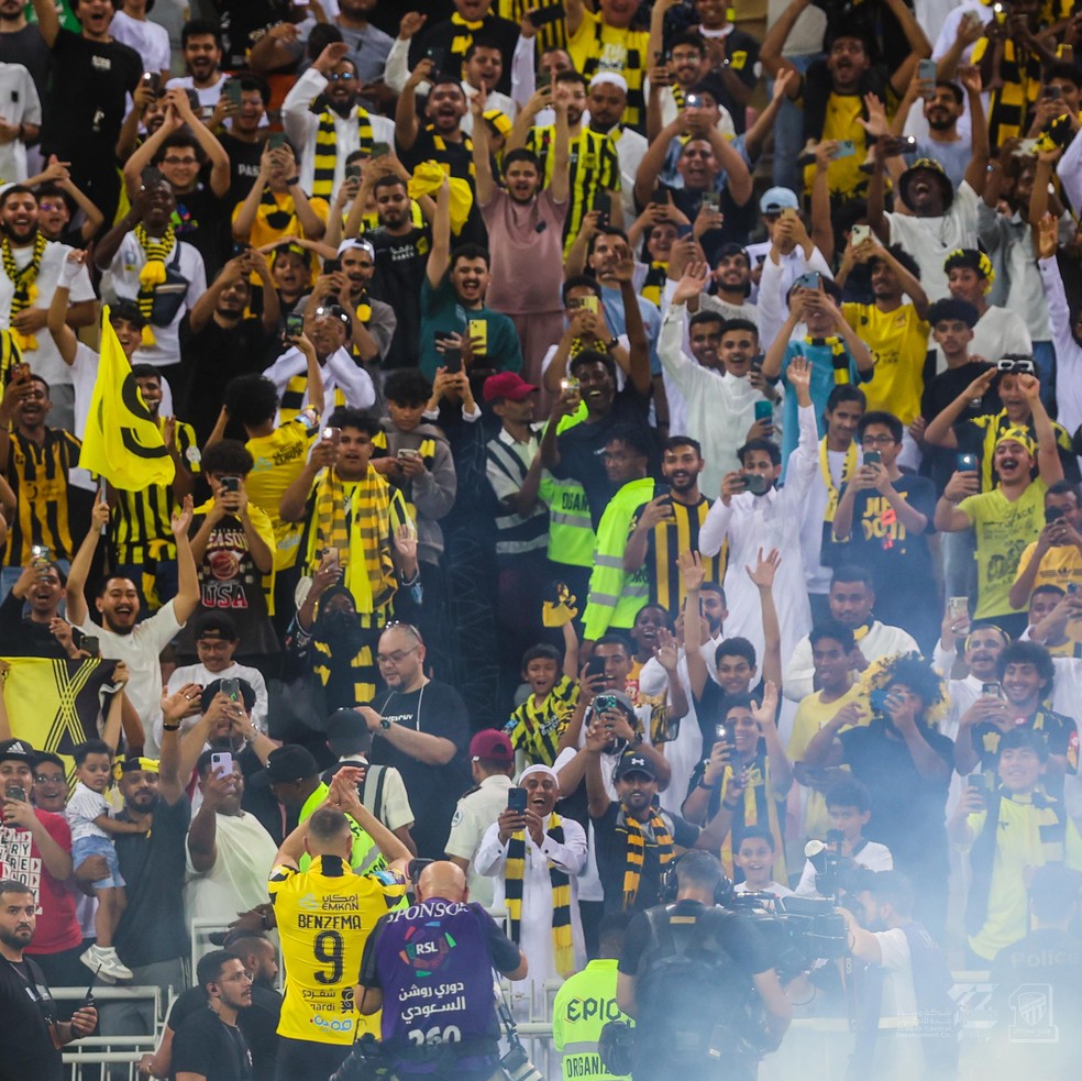 Benzema cumprimenta torcedores do Al-Ittihad em sua apresenta&ccedil;&atilde;o ao novo clube &mdash; Foto: Reprodu&ccedil;&atilde;o/Twitter