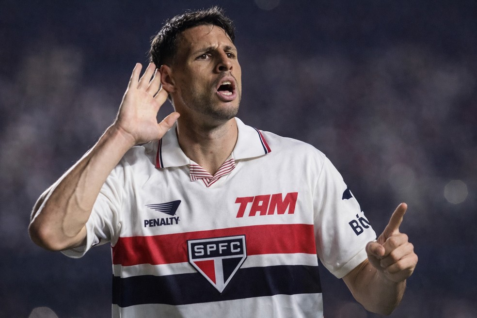 Calleri, com uniforme do São Paulo de 1993, em montagem feita por IA — Foto: Montagem, IA