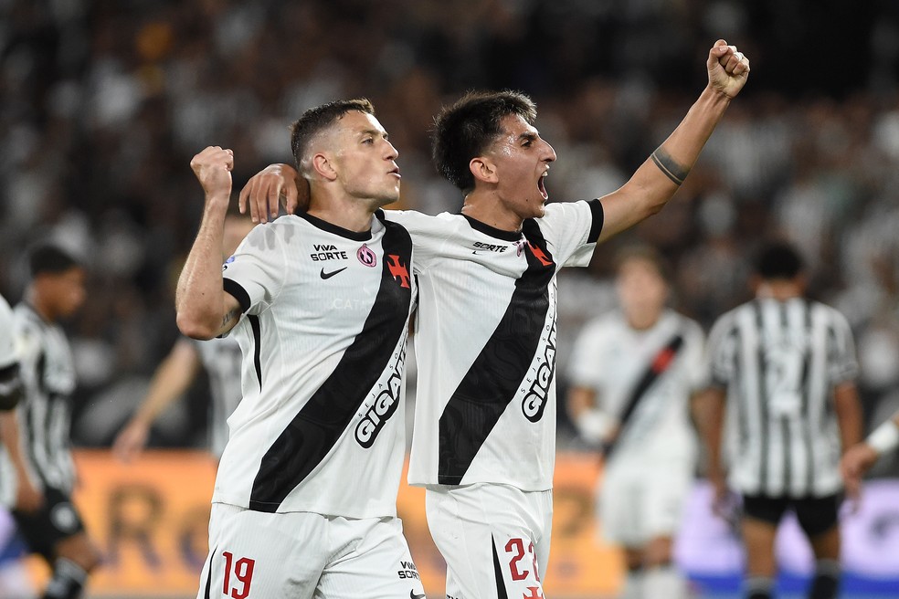 Bruno Duarte e Lescano em Botafogo x Vasco � Foto: Alexandre Dur�o