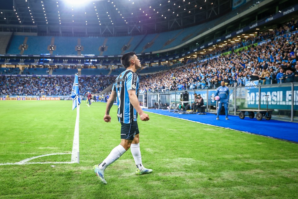 Aravena marca o primeiro gol com a camisa do Grêmio — Foto: Lucas Uebel/Grêmio FBPA