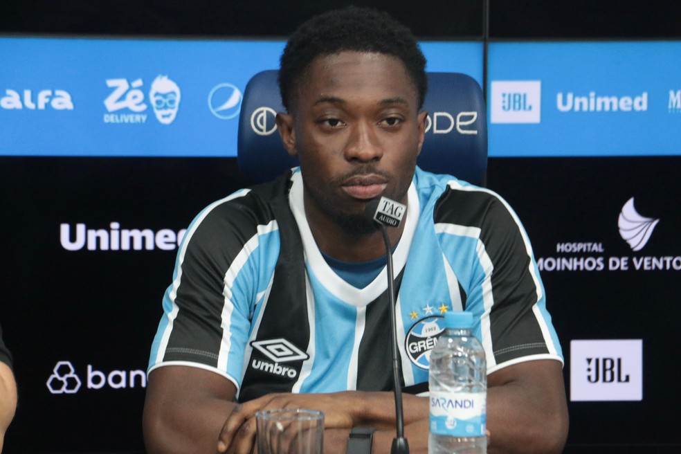 Amuzu é apresentado como reforço do Grêmio — Foto: Gabriel Girardon