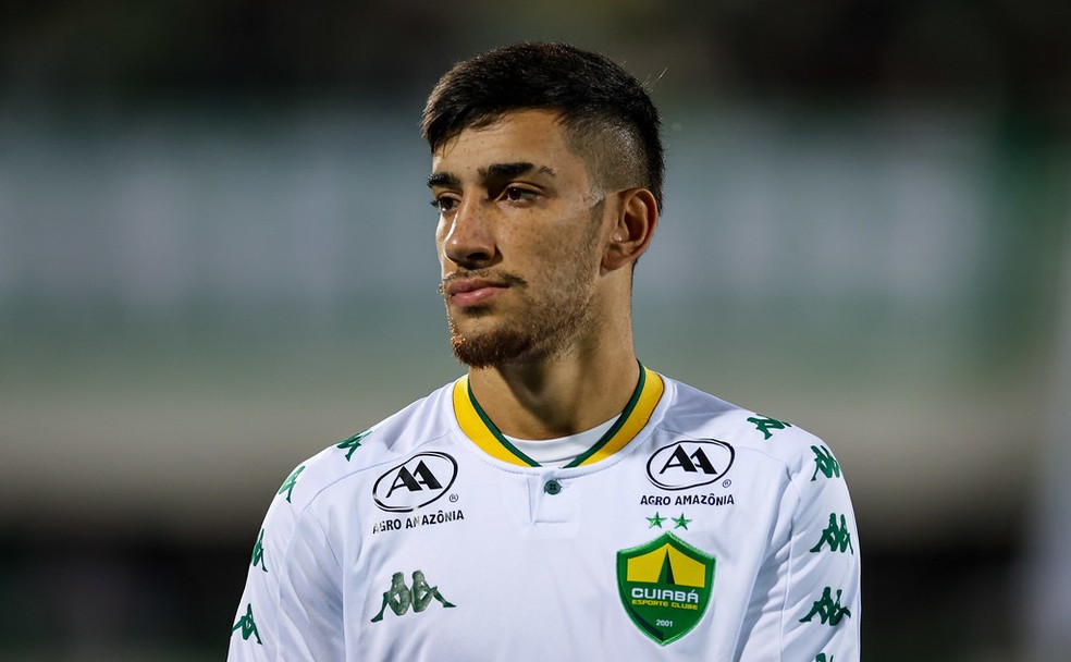 Atacante Pedrinho, do Cuiabá, em jogo contra a Chapecoense — Foto: AssCom Dourado