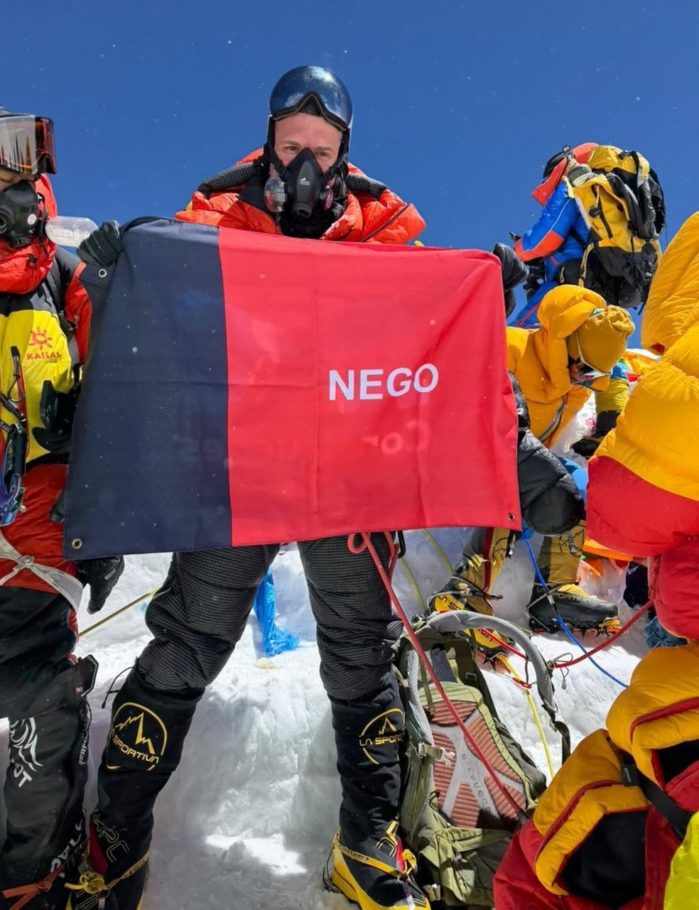 Adalberto Neto chega ao topo do Everest — Foto: Reprodução/Instagram