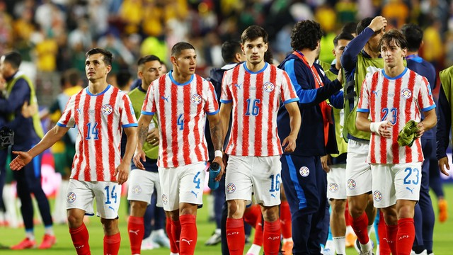 Jogadores paraguaios após partida contra a Austrália