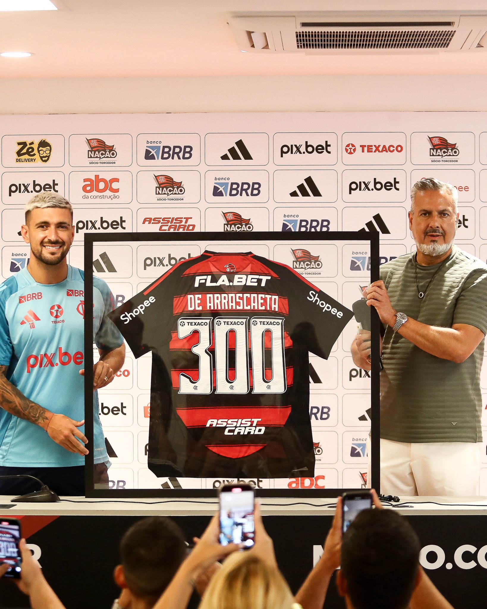 Arrascaeta destaca golaço e assistência como melhores momentos nos 300 jogos pelo Flamengo