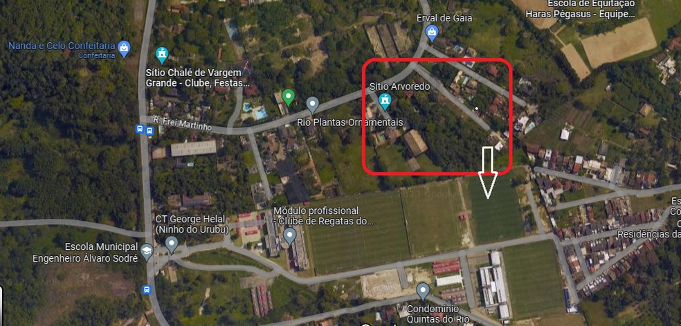 Em vermelho, terreno que o Flamengo tem conversas para compra. Abaixo, o campo 4 que começou a ser duplicado — Foto: Reprodução Google Maps