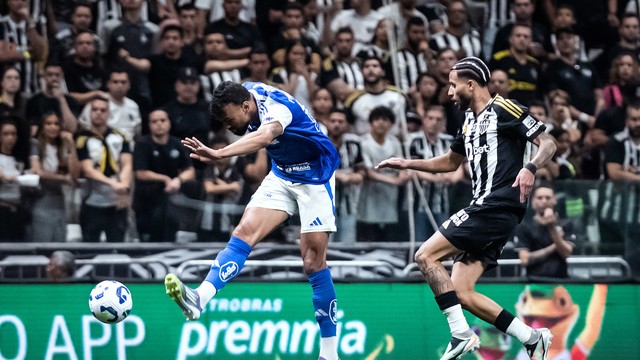 Fabrício Bruno chuta para marcar gol do Cruzeiro