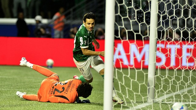 Raphael Veiga marca terceiro gol palmeirense em Palmeiras x LDU