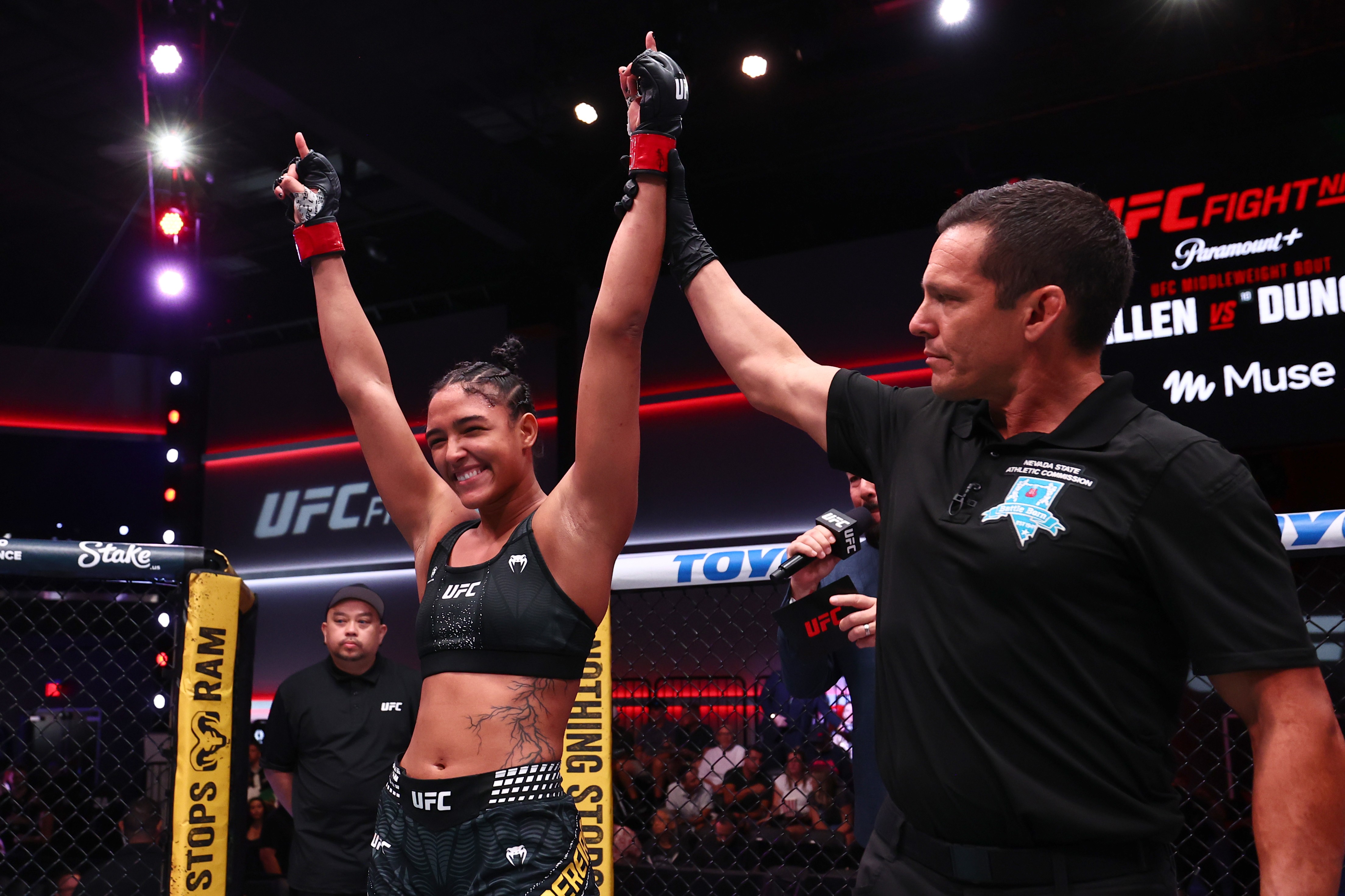 Brasileira de 20 anos, mais jovem do UFC, nocauteia e deixa buraco na testa de russa