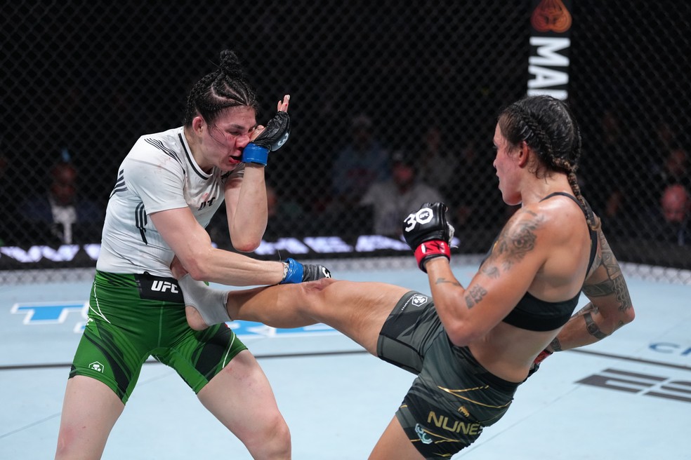 Amanda Nunes venceu Irene Aldana por decisão unânime — Foto: Jeff Bottari/Getty Images