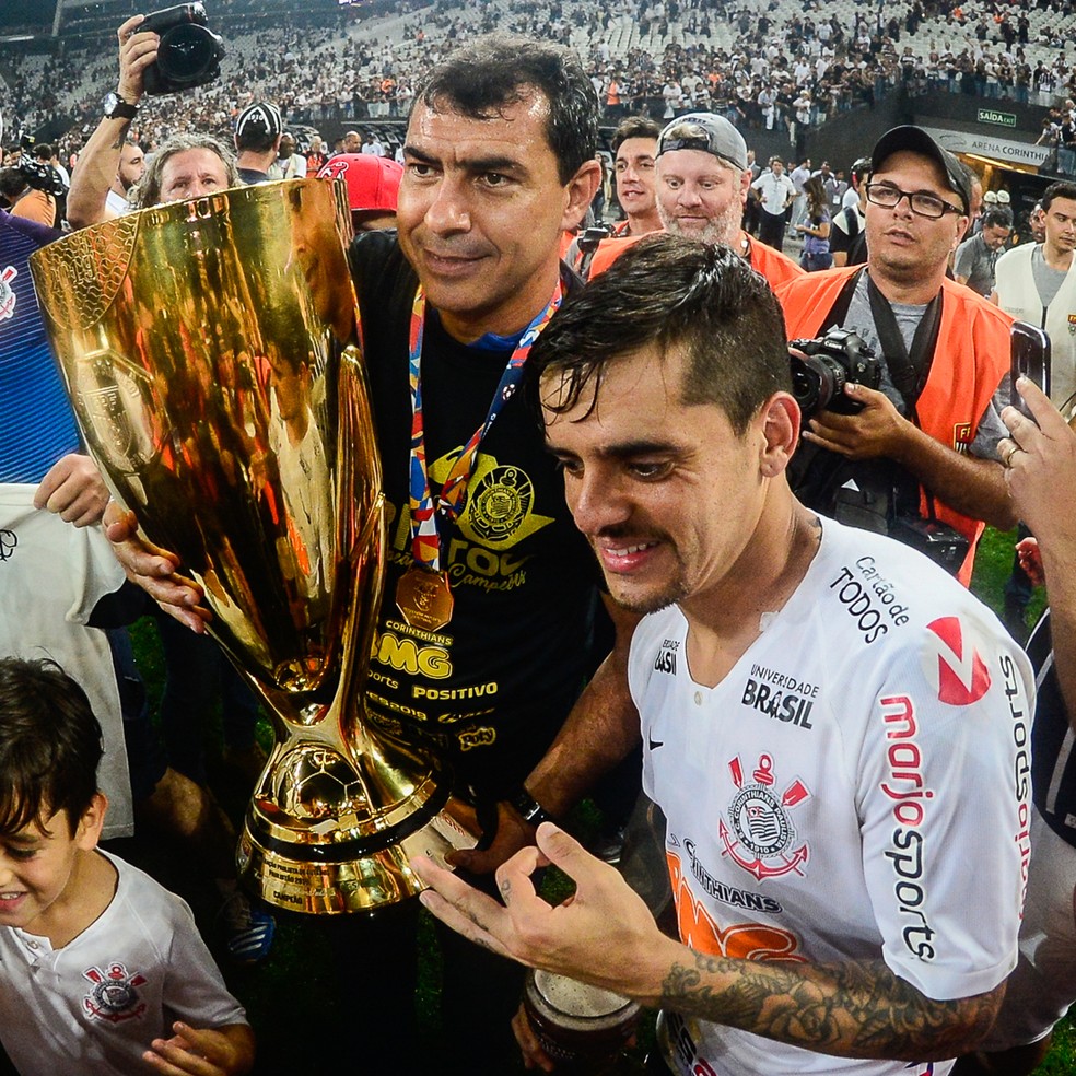 Carille e Fagner com a taça de campeão paulista de 2019 — Foto: Renato Pizzutto/BP Filmes