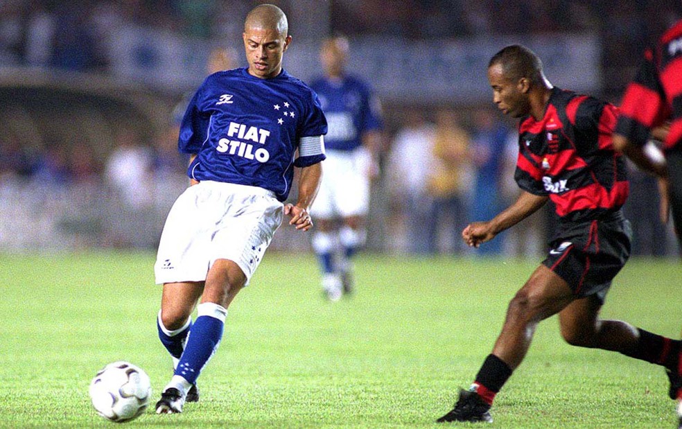 Alex participou dos quatro gols do Cruzeiro contra o Flamengo na final da Copa do Brasil de 2003 — Foto: Carlos Roberto / Futura Press