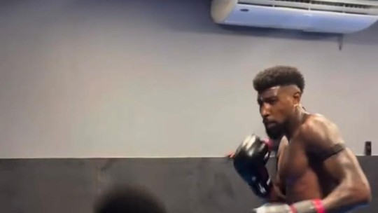 Royal, do Flamengo, explica treino de boxe e brinca com pugilista sósia de Pulgar: "Não chega igual"