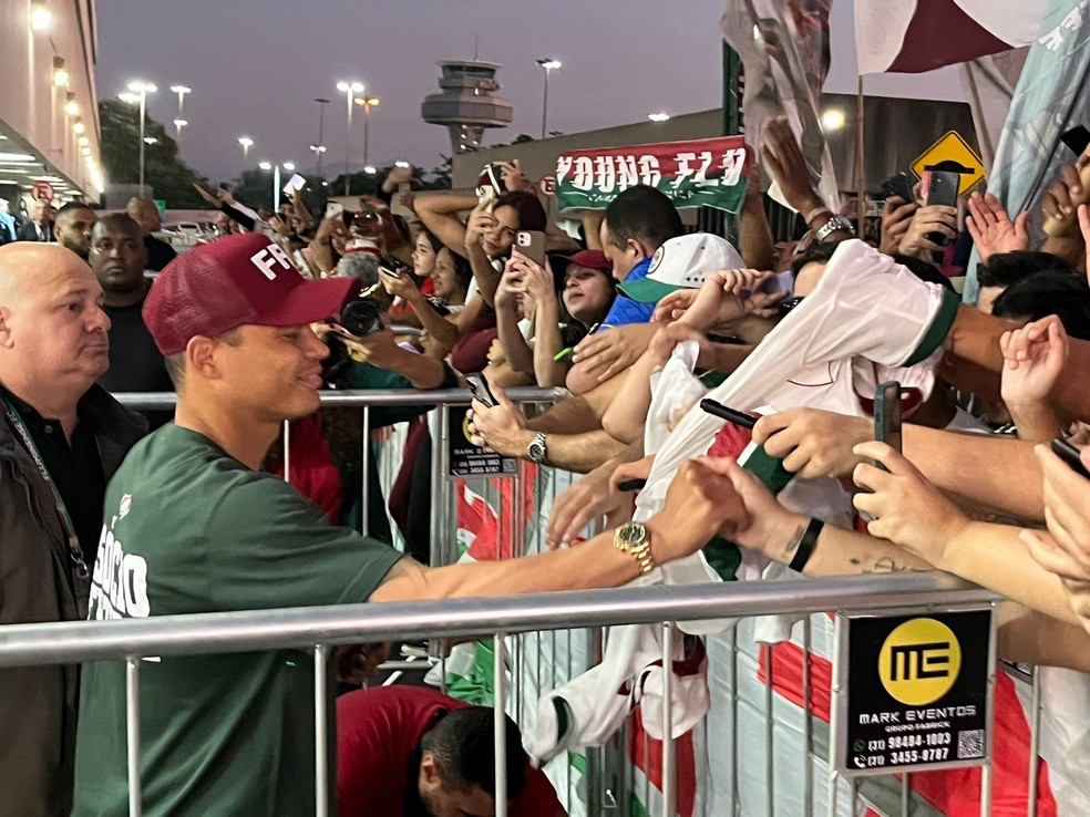 Thiago Silva recebe carinho dos torcedores do Fluminense � Foto: Edgard Maciel de S� / ge