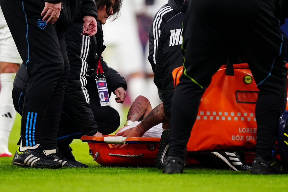 Chorando, Gabriel Jesus precisou ser retirado de maca do jogo entre Arsenal e Manchester United — Foto: Getty Images