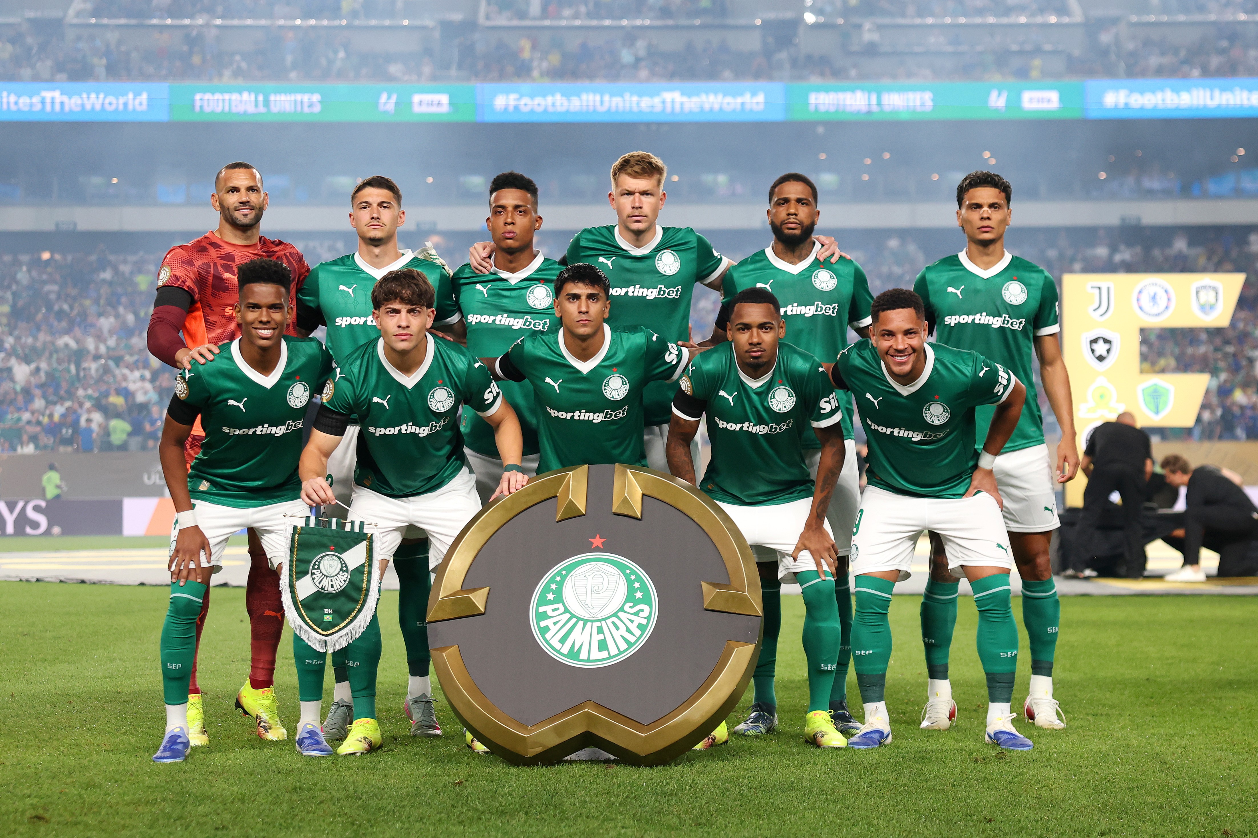 Defesa falha e Estêvão marca, mas Palmeiras é eliminado; confira as notas.