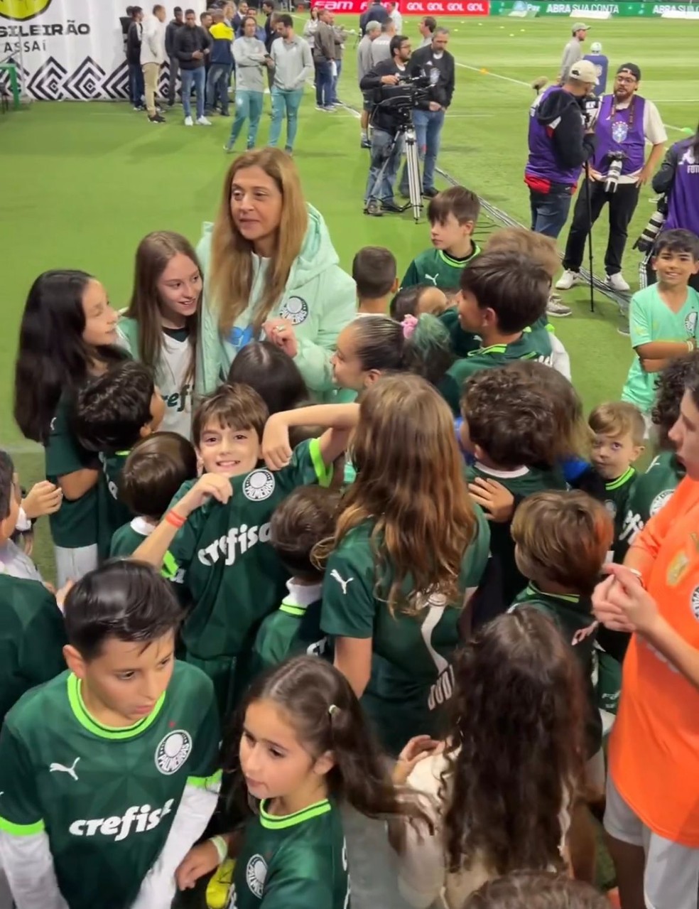 Leila Pereira é abraçada por torcedores mirins do Palmeiras — Foto: Reprodução
