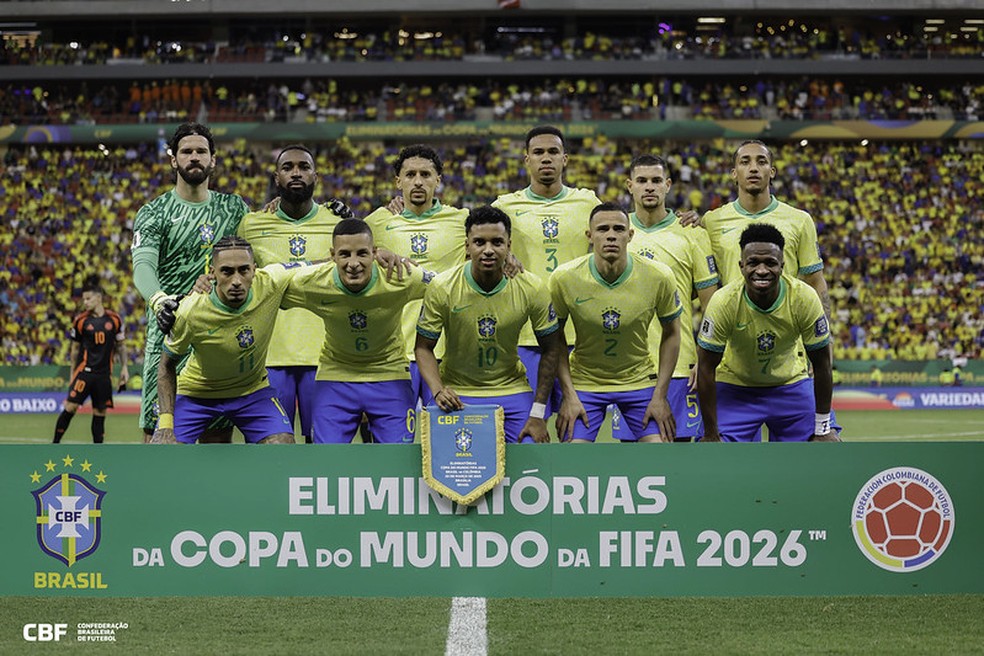 Jogadores titulares do Brasil na partida contra a Colômbia — Foto: Rafael Ribeiro / CBF