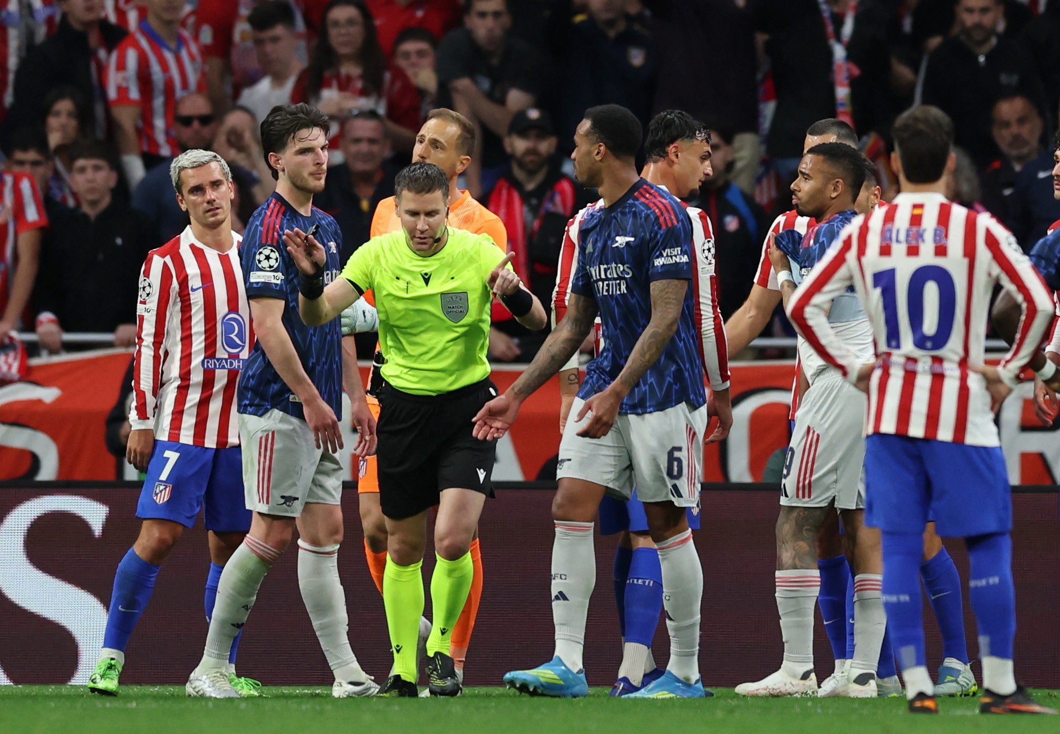 Arteta reclama de pênalti para o Arsenal anulado no VAR: "É contra as regras"
