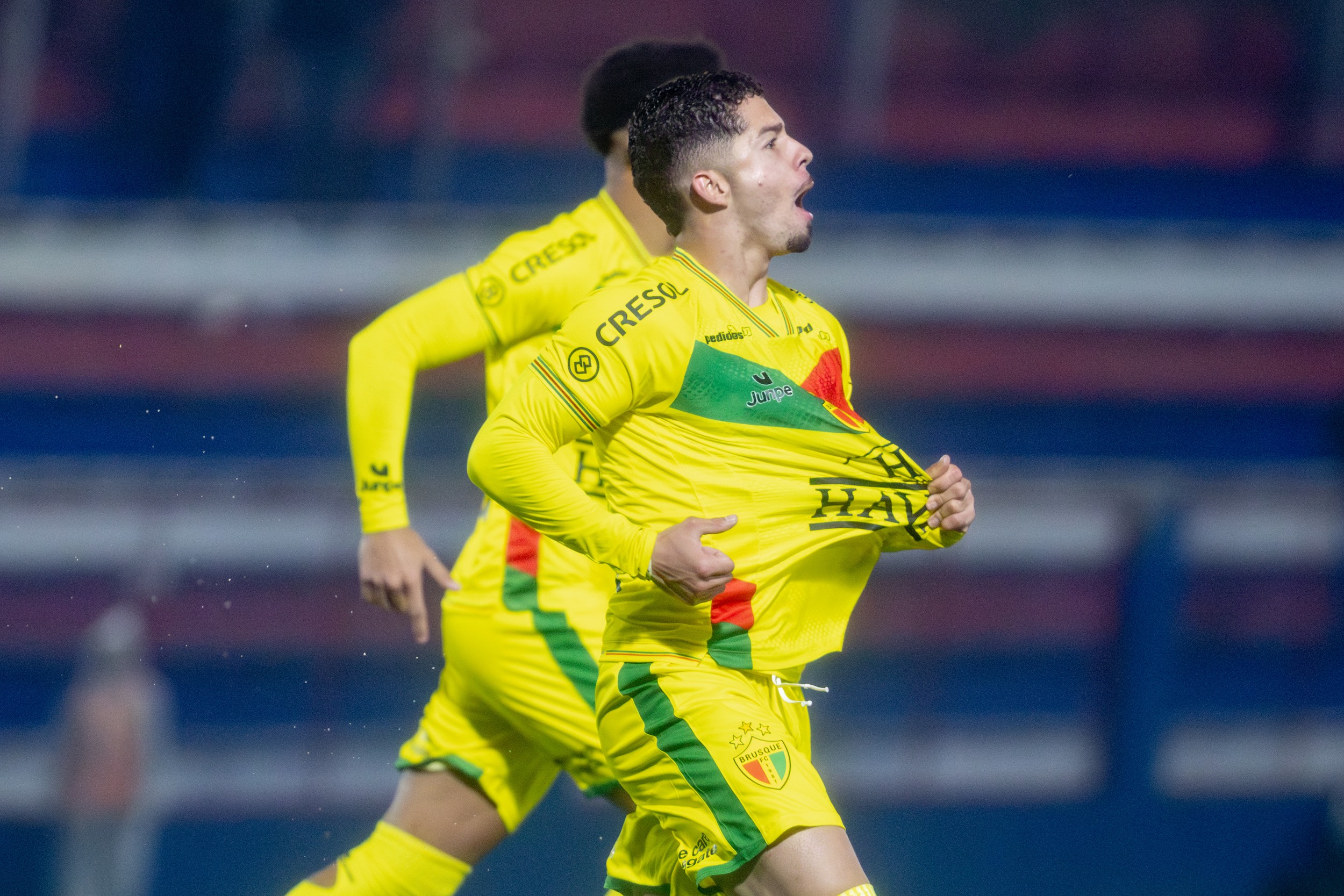 Roraimense marca gol e assistência em vitória do Brusque na Série C