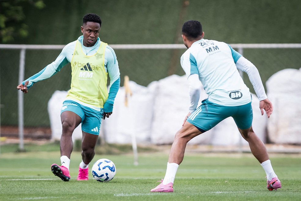 Sinisterra em treino no Cruzeiro — Foto: Gustavo Aleixo/Cruzeiro