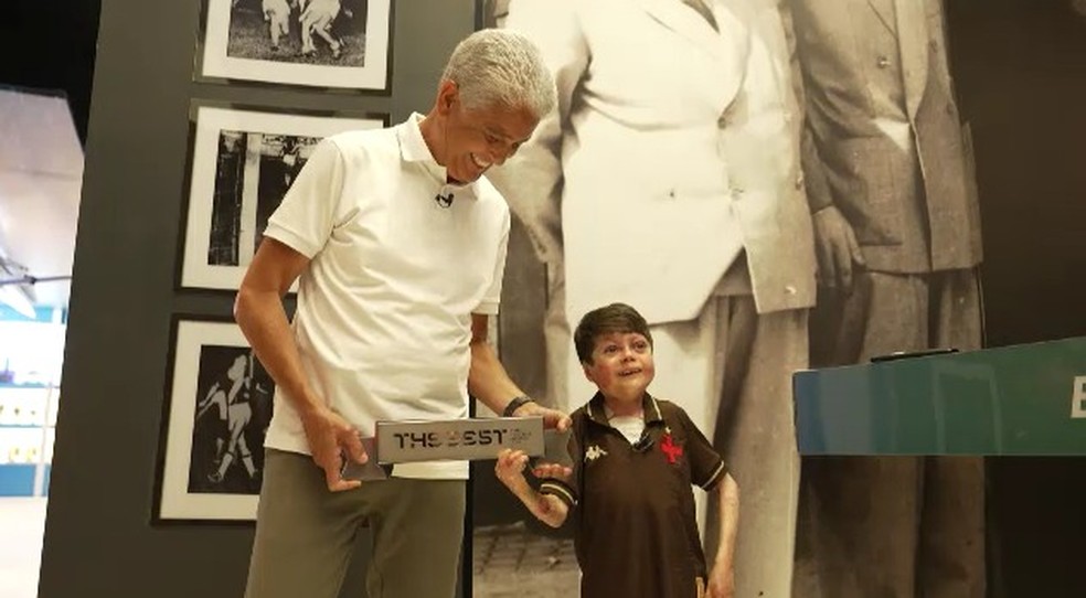 Gui, torcedor xodó do Vasco, recebendo o prêmio da Fifa das mãos de Bebeto em São Januário.