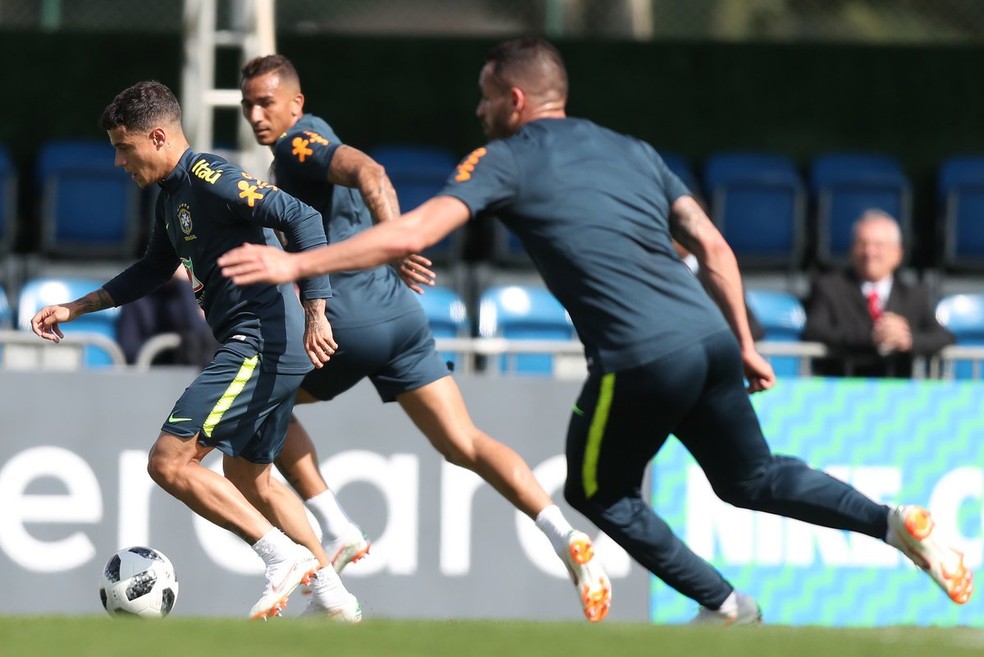 Seleção vai enfrentar Inglaterra com uniforme azul; nova camisa