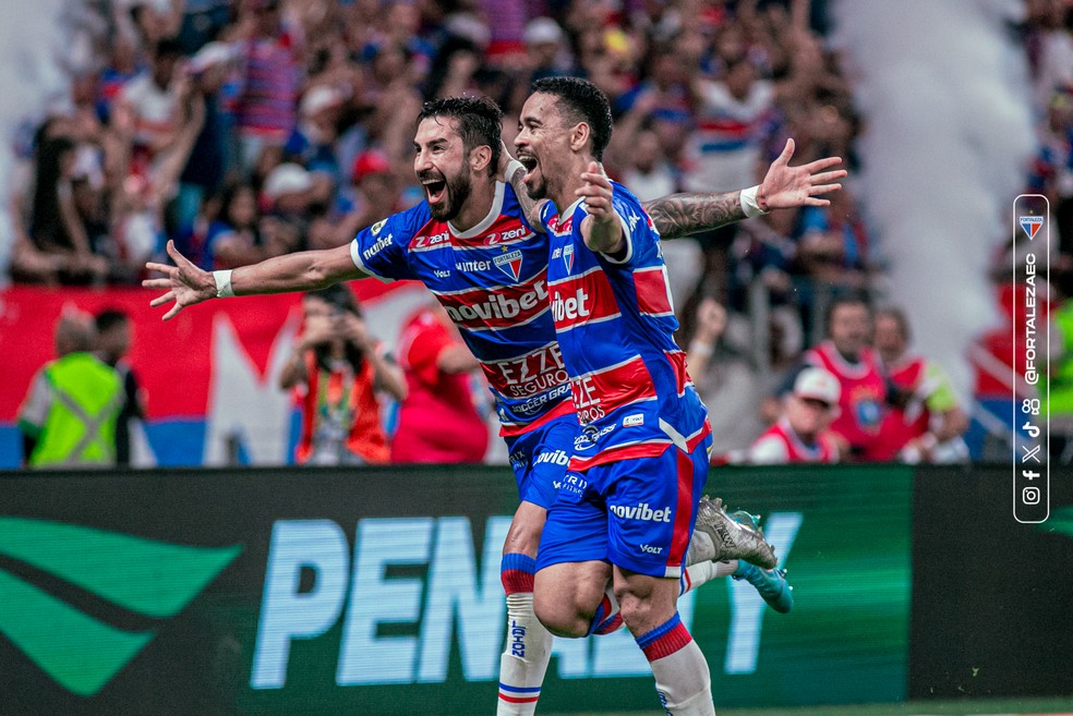 Lucero e Pikachu em Fortaleza x Corinthians — Foto: Mateus Lotif / Fortaleza EC
