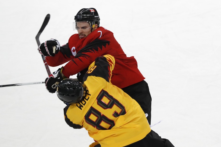 Estima-se que o hockey no gelo tenha surgido no Canadá, entre os Séculos 18  e 19, como adaptação do hóquei no campo durante o inverno rigoroso no país  da América do Norte. As primeiras partidas entre clubes aconteceram ainda  no Século 19. A NHL