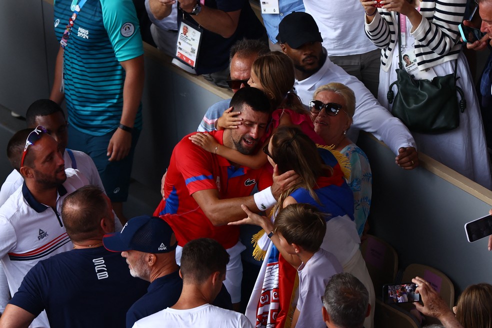 Novak Djokovic com a família após conquistar o ouro do tênis nas Olimpíadas de Paris 2024 — Foto: REUTERS/Edgar Su