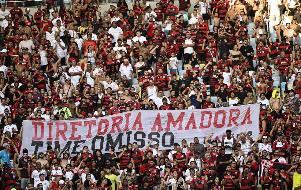 Torcida do Flamengo protesta em jogo contra o Corinthians — Foto: André Durão