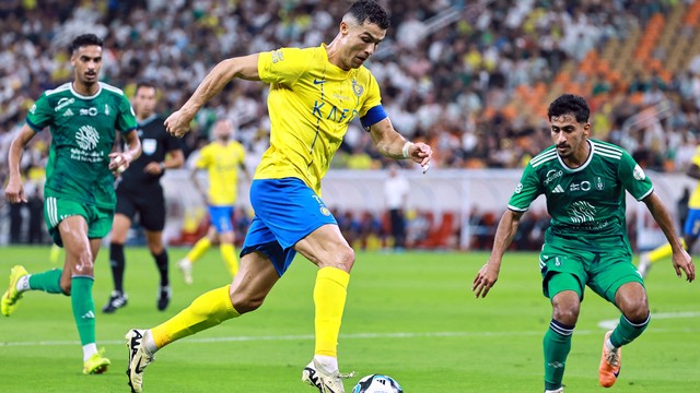 Cristiano Ronaldo em ação pelo Al-Nassr contra o Al-Ahli