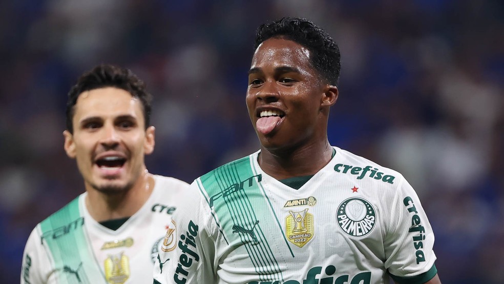 Endrick e Raphael Veiga comemoram gol do Palmeiras contra o Cruzeiro — Foto: Cesar Greco/Palmeiras