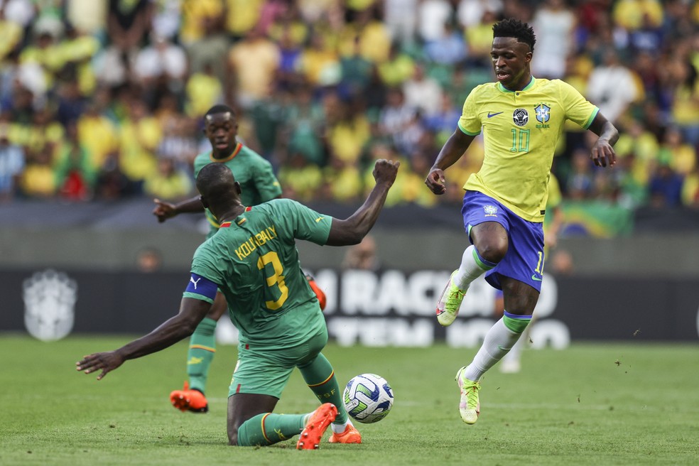 Koulibaly e Vinicius Junior em Brasil x Senegal — Foto: Miguel A. Lopes/EFE