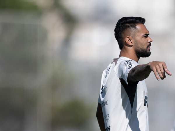 Antônio Oliveira comanda treino tático e encerra preparação para clássico do Corinthians.