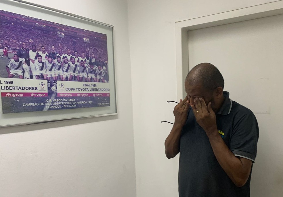 Nelson se emociona ao ver quadro com conquista da Libertadores de 98 no Vasco — Foto: Tébaro Schmidt 