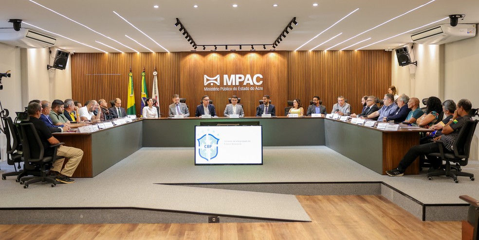 Reunião entre CBF, FFAC, MP-AC e clubes do futebol acreano sobre suspeitas de fraudes em jogos — Foto: Diego Negreiros/MP-AC