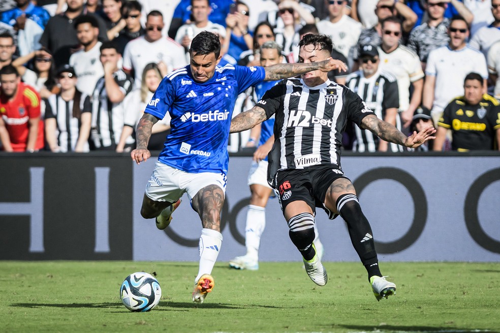 Dudu tenta finalização pelo Cruzeiro contra o Atlético-MG — Foto: Gustavo Aleixo/ Cruzeiro