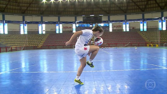 Melhores do mundo no futsal e futevôlei, Amanda e Natalia são as estrelas do Verão Espetacular  - Programa: Jornal da Globo 