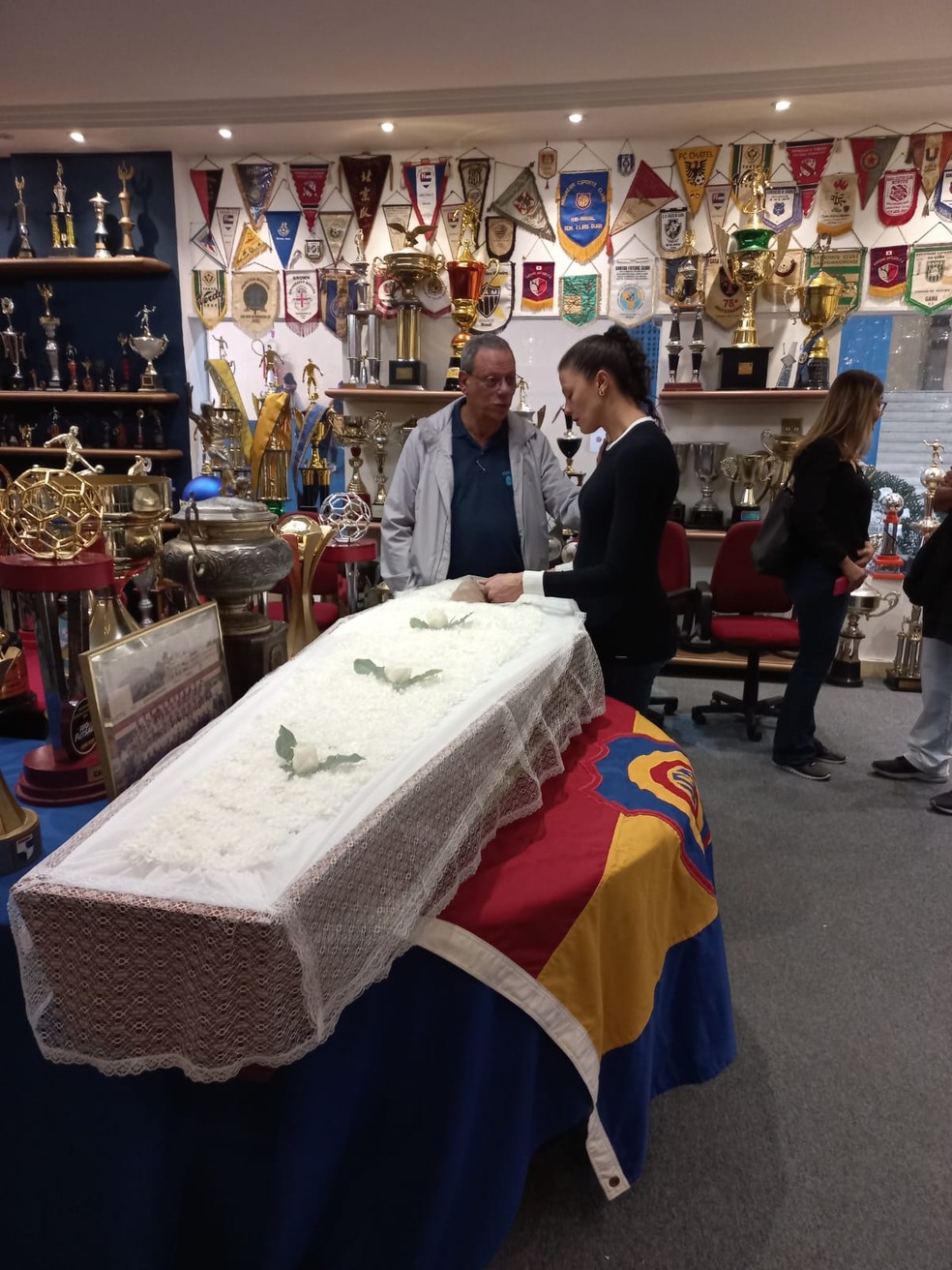 A filha Rosane se despede de Nelsinho Rosa no Madureira &mdash; Foto: Raphael Zarko