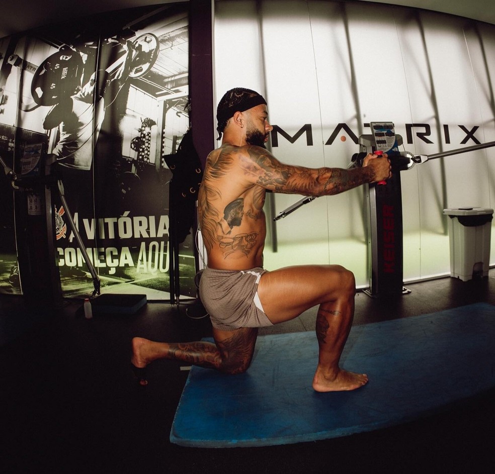 Memphis Depay em treino do Corinthians no sábado — Foto: Divulgação