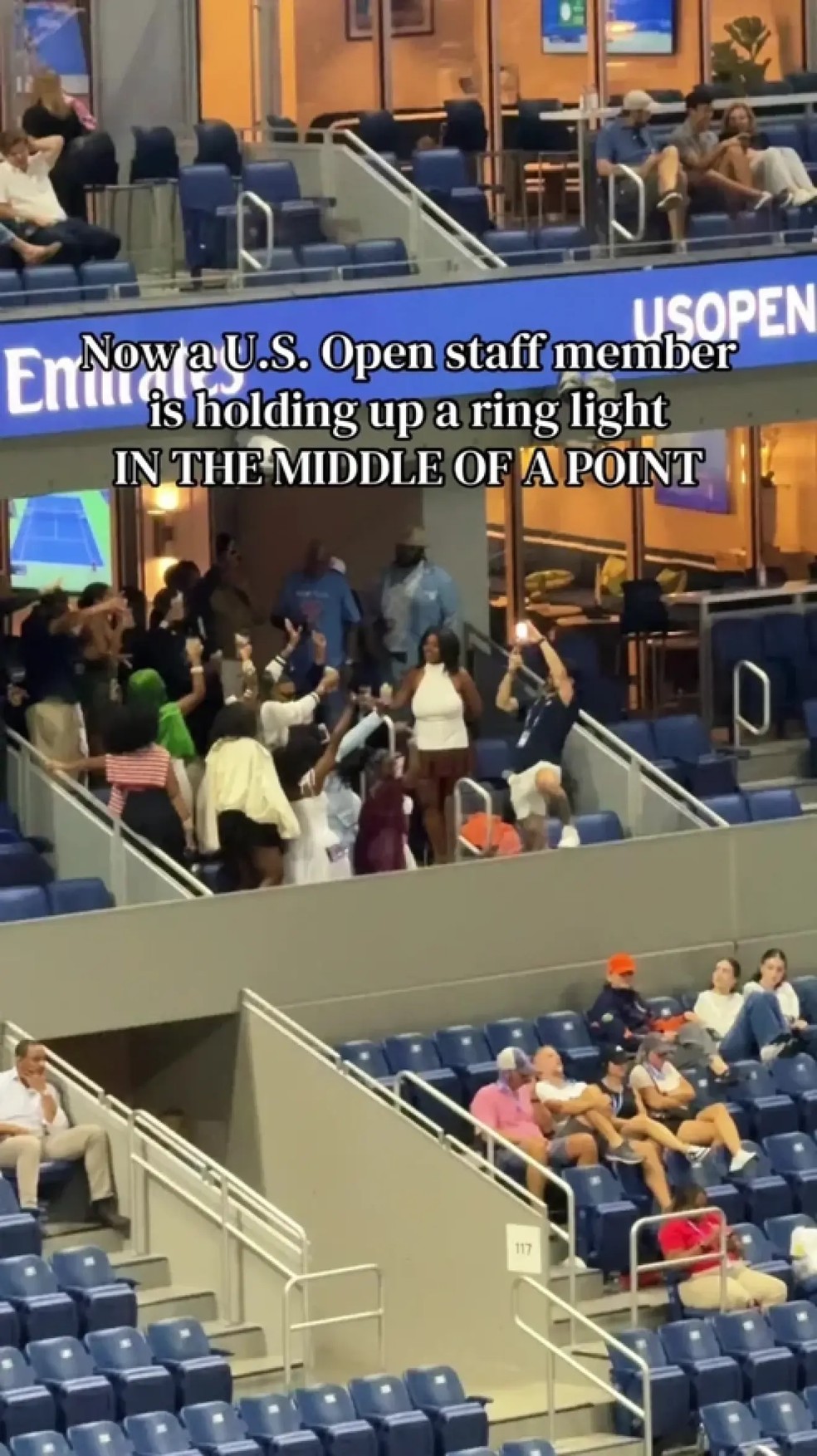 Grupo de influenciadores promove sessão de fotos improvisada durante jogo de Naomi Osaka no US Open — Foto: Reprodução