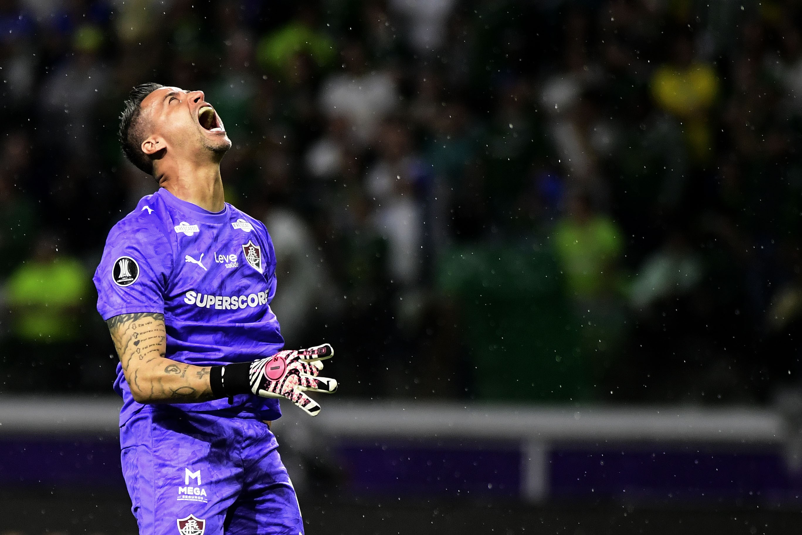 Bastidores: vestiário do Fluminense tem clima de velório, abraço a Nonato e discurso sobre orgulho