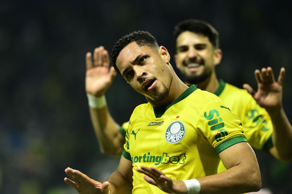 Vitor Roque comemora gol do Palmeiras no Allianz Parque — Foto: Marcos Ribolli