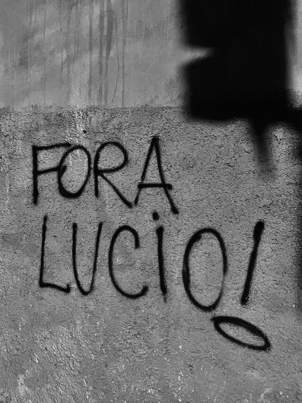 Muros de São Januário, estádio do Vasco, amanhecem pichados contra o CEO Lúcio Barbosa — Foto: Reprodução