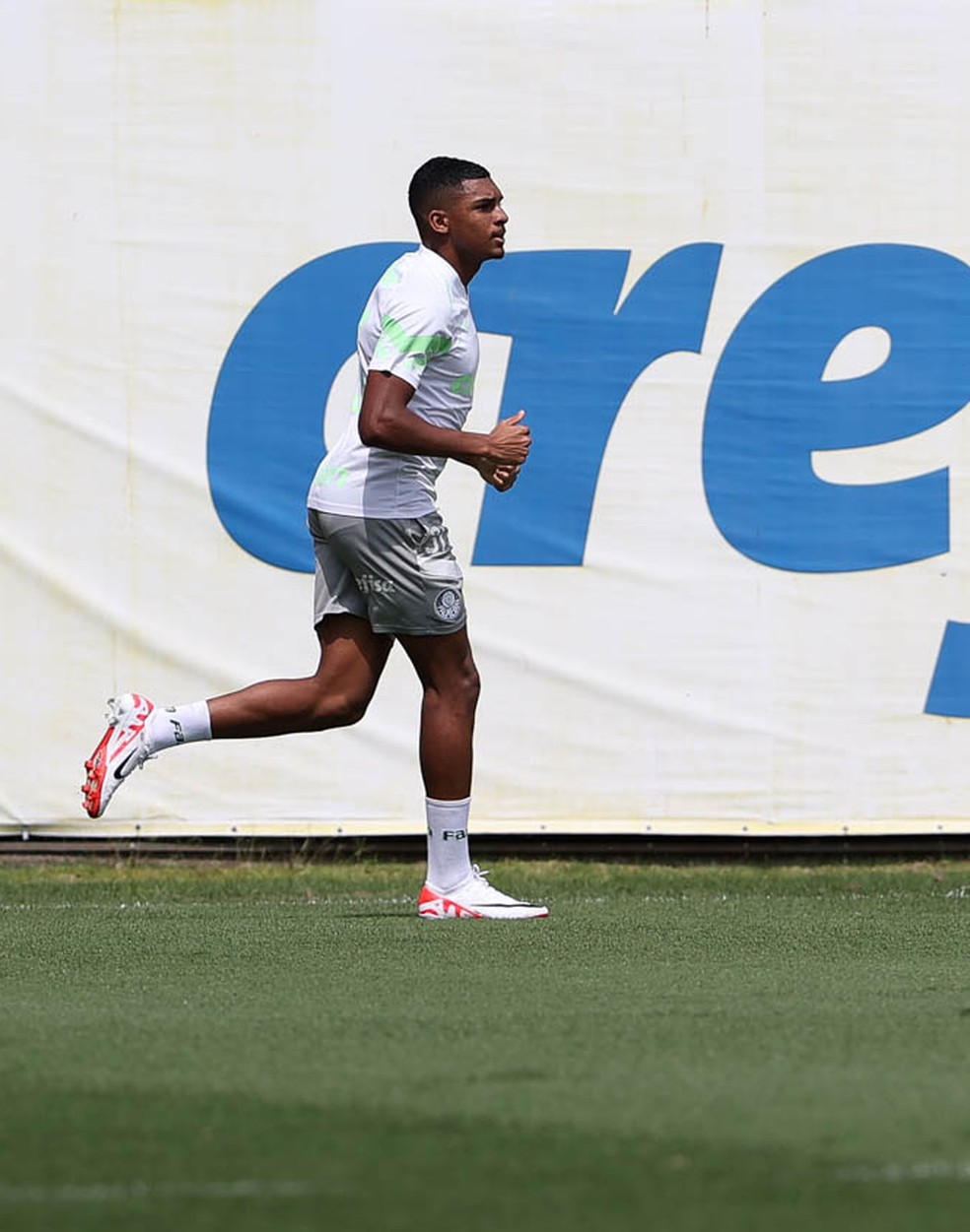 Luís Guilherme em treino do Palmeiras na Academia de Futebol — Foto: Cesar Greco/Palmeiras