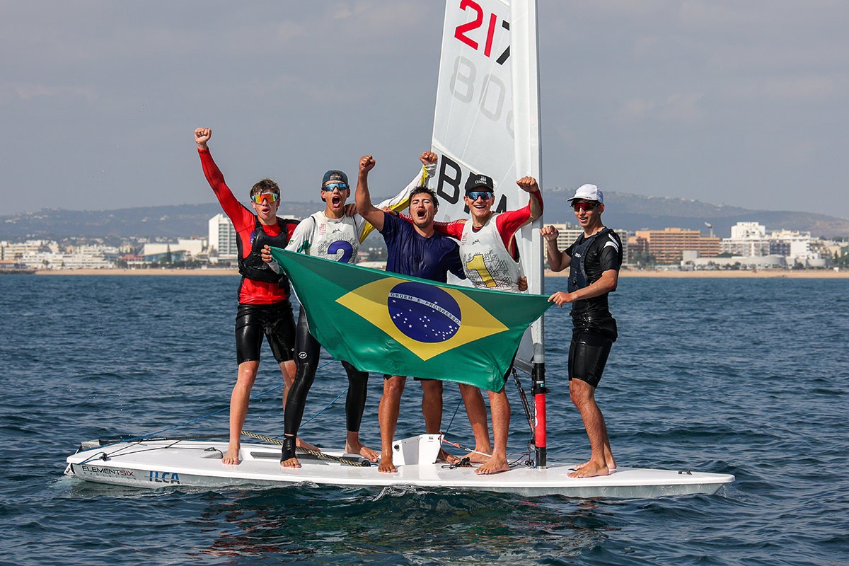 Brasileiros de 17 anos dominam Mundial de vela e fazem dobradinha