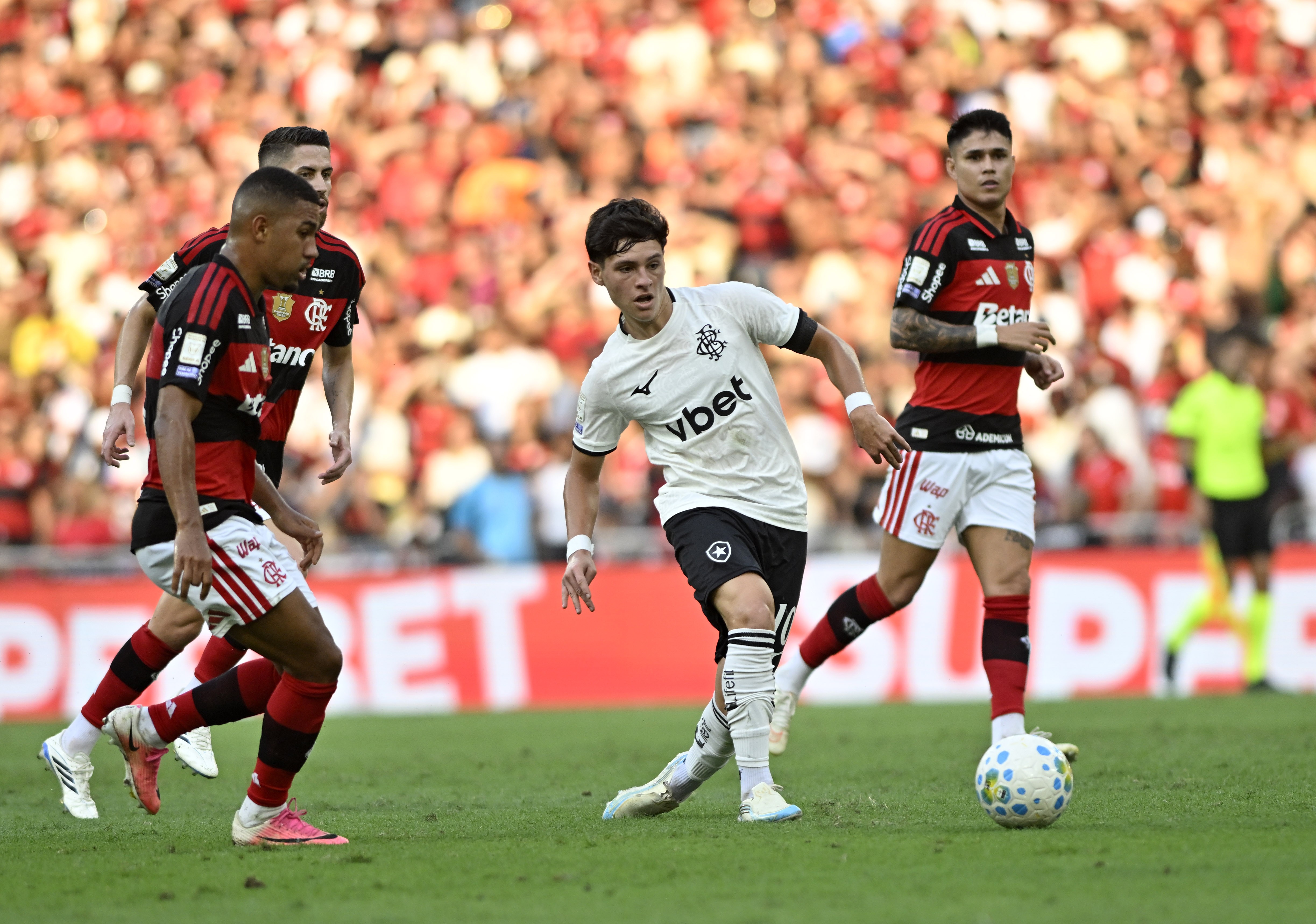 Ataque de G-5 e defesa mais vazada: Botafogo sofre com extremos no Brasileirão 2026